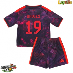 Bayern Munich Alphonso Davies #19 Kolmaspaita Lapsille 2026-27 Lyhythihainen (+ shortsit)